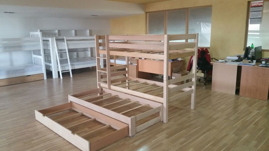 מיטות קומותיים מעץ עם מיטת חבר וארגז מצעים