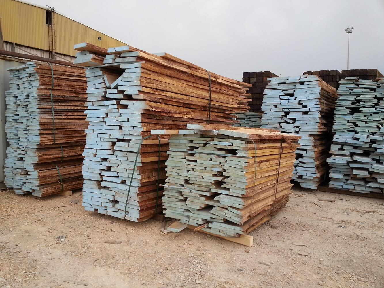 Unedged oak lumber