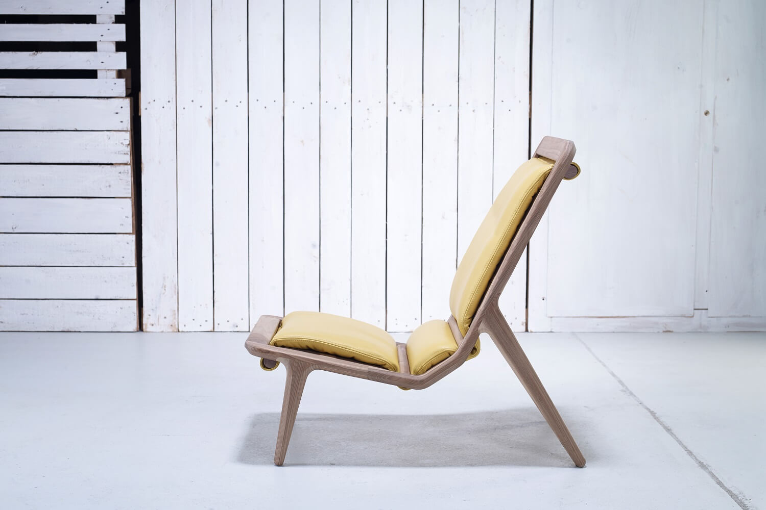 כסא מודרני מעץ אגוז