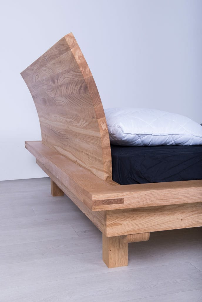 מיטה מעץ מלא עם סוגי ראשי מיטה שונים