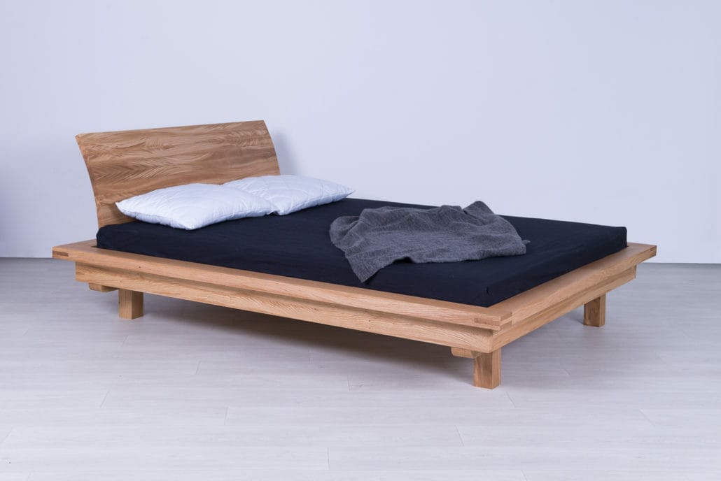 מיטת עץ בחיבורי נגרות